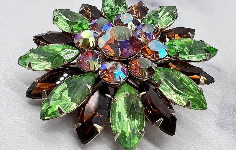 The Timeless Elegance of Green Brooch – Style and Symbolism